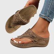 Clémentine Vosford | Orthopedic Wedge Flip Sandals in Taupe