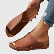 Céleste Ardenne | White Open-Toe Wedge Slides