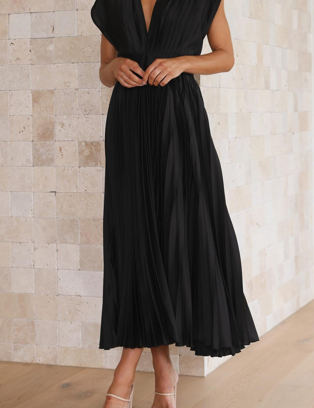 Viviana Chesterleigh | Rose Pleated V-Neck Midi Dress