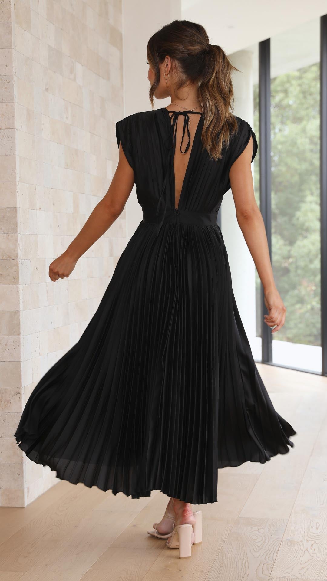 Viviana Chesterleigh | Rose Pleated V-Neck Midi Dress