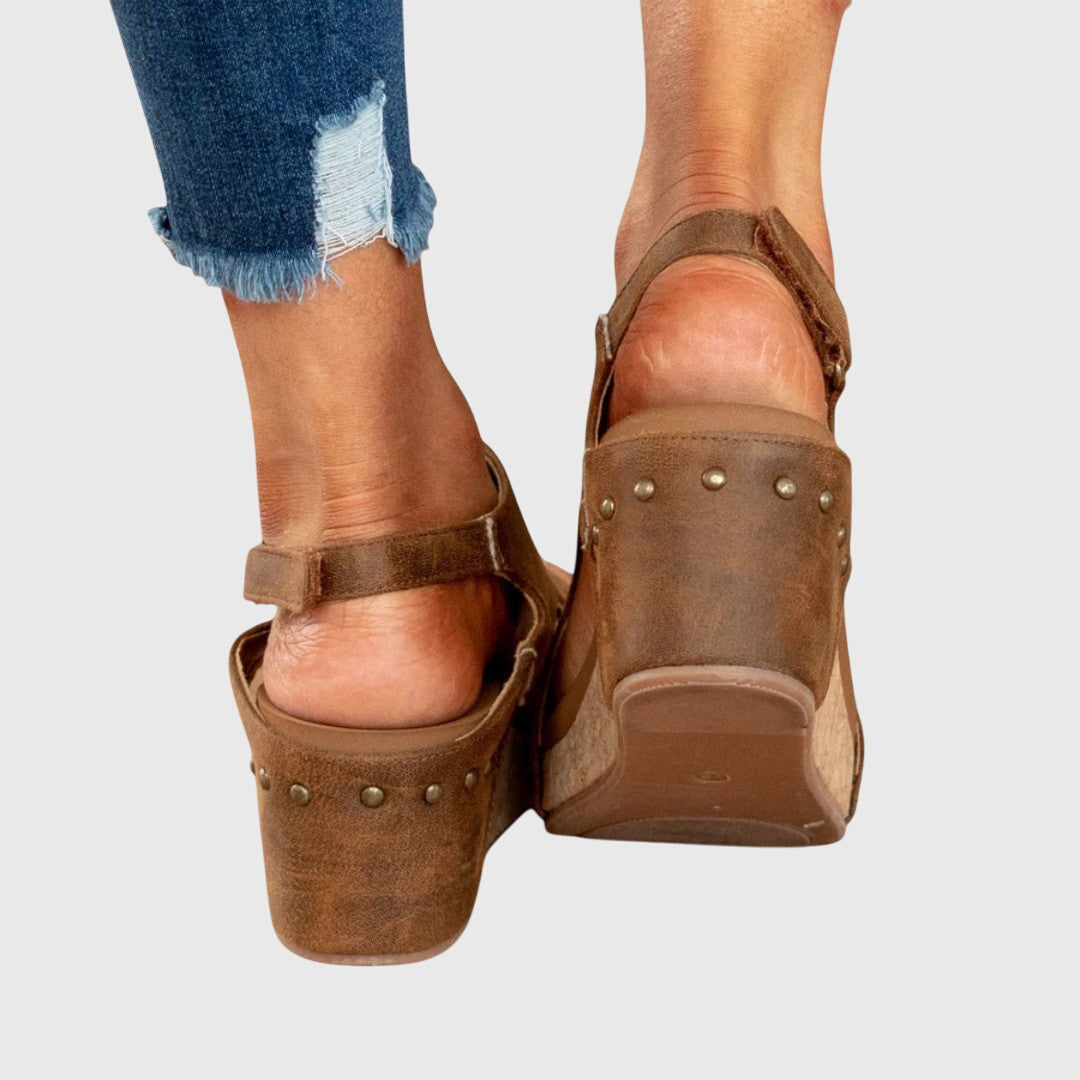 Vivienne Lacroix | Orthopedic Wedge Sandals in Taupe