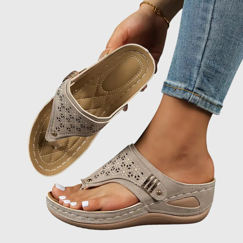 Clémentine Vosford | Orthopedic Wedge Flip Sandals in Taupe